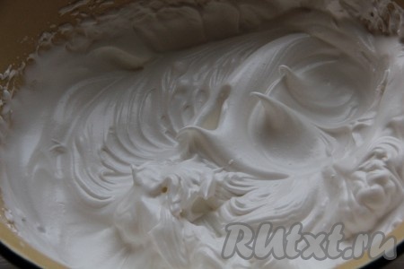 В готовую карамель добавить лимонную кислоту, перемешать. Полученную массу, сняв с огня, сразу начать тонкой струйкой вливать во взбитые белки. При этом белки, не переставая, интенсивно взбивать миксером. Продолжать взбивать белки, пока масса полностью не остынет.
