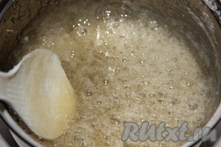 Еще готовность карамели можно проверить таким способом. С помощью ложки капнуть горячую карамель в стакан с водой. Карамель должна превратиться в шарик, но не растекаться по дну.
