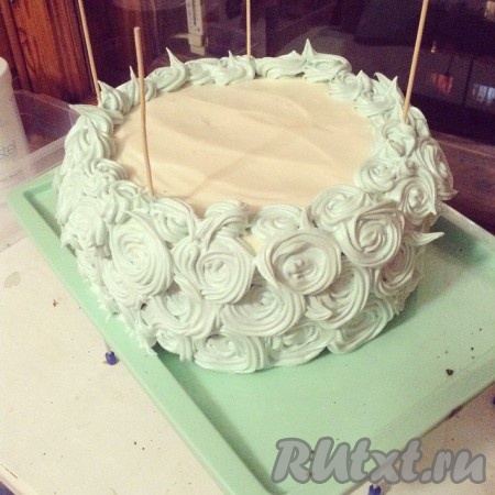 Приготовленный белковый крем наносим на готовое кондитерское изделия.