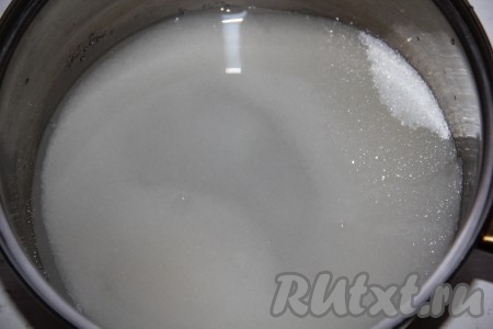 Масса в самом начале будет кипеть большими пузырями, после бурление уменьшится и будет очень медленным. На этом этапе наша карамель будет готова.
