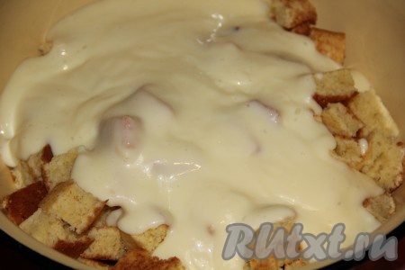 Кусочки бисквита складываем в глубокую миску, сверху выливаем крем, перемешиваем и выкладываем массу в любую миску или обычную форму для запекания подходящего объёма. Форму предварительно следуют застелить пищевой плёнкой, чтобы наш застывший торт мы смогли извлечь без проблем.