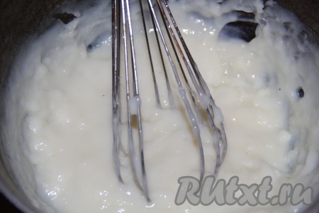 Молоко разделим на 2 равные части. В одной части разведём крахмал, другую часть молока доведём до кипения. В кипящее молоко тонкой струйкой, постоянно помешивая, вливаем молоко, разведённое с крахмалом, затем добавляем сахар, ванильный сахар и варим при интенсивном помешивании до загустения. Молочный кисель полностью остужаем и взбиваем миксером, постепенно добавляя сливочное масло. Взбиваем крем "Пломбир" до однородной консистенции и воздушности.