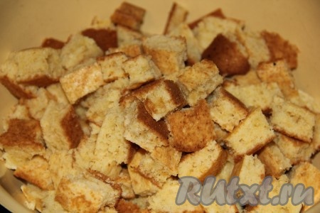 Бисквитный корж остужаем и нарезаем на квадратики размером 2,5 на 2,5 сантиметра.