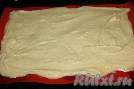 Бисквитное тесто равномерно распределяем на противень, застеленный силиконовым ковриком (или пергаментом).