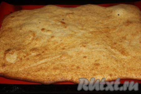 Выпекаем бисквит в разогретой духовке при температуре 180 градусов минут 10-15 минут (до золотистого цвета нашего коржа).