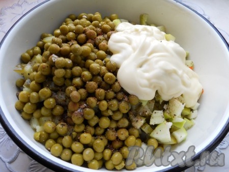 Далее положить консервированный горошек, посолить картофельный салат и поперчить по вкусу, заправить майонезом.