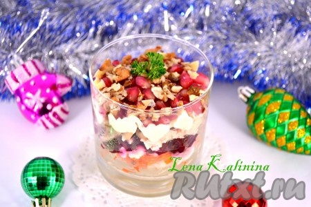 Салат с курицей, гранатом и грецким орехом