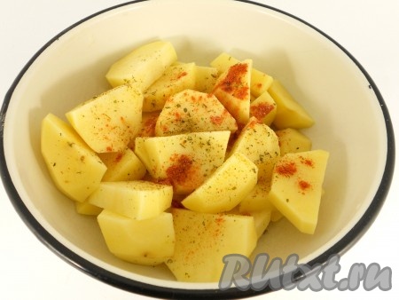 Картофель очистить, порезать крупными кусками. Добавить соль, паприку, итальянские травы и растительное масло. Перемешать картофель и оставить на 10 минут.
