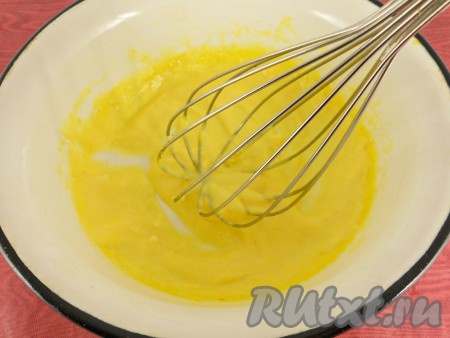 Поместить посуду с желтком, апельсиновым соком и шафраном на водяную баню и, постоянно, интенсивно мешая венчиком, довести смесь до загустения. Убрать посуду с соусом с водяной бани.
