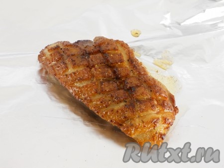 Затем перевернуть филе на другую сторону и обжарить еще минуты 4. Выложить мясо на лист фольги.