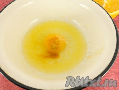 Добавить соль и шафран.