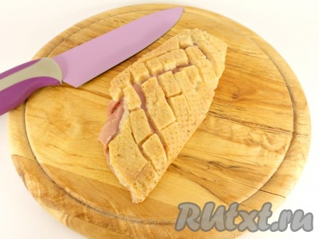 На коже утиного филе сделать крестообразные надрезы.