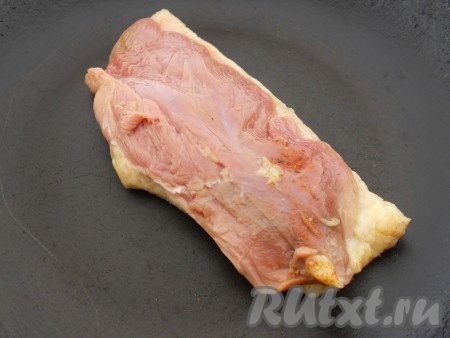 На сухую сковороду поместить утиное филе кожей вниз. Жарить до образования румяной корочки (минут 5-6) и до выделения жира.&nbsp;