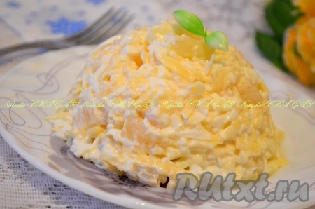 По желанию, салат перед подачей можно немного охладить, поставив его на 20-30 минут в холодильник. Затем выложить в салатницу, украсить, по желанию, зеленью и подать вкусный, аппетитный салат&nbsp;с ананасами, сыром, яйцом и чесноком к столу. Мне очень нравится салат, приготовленный по этому простому рецепту, советую и вам попробовать!