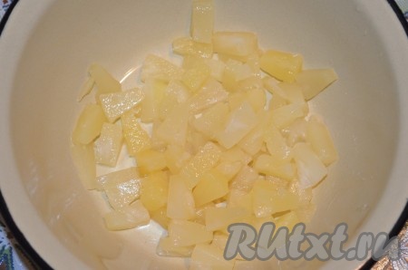 Яйца заранее отварить в течение 10 минут с момента закипания воды, затем остудить их и очистить. Ананасы нарезать на небольшие кусочки, сложить в миску.