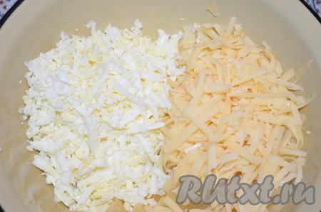 Сыр и яйца натереть на крупной тёрке, добавить в миску с ананасами.