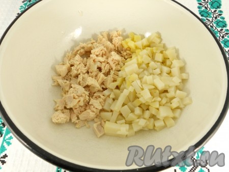 Куриное филе отварить в подсоленной воде до готовности (в течение 25-30 минут с момента закипания воды), остудить. Картофель и морковь очень хорошо вымыть и отварить в кожуре до готовности (в течение 25-30 минут после закипания воды, готовые корнеплоды будет легко прокалываться вилкой). Отварить в течение 9-10 минут с момента закипания яйцо. Остудить варёные картофель, морковь и яйцо, очистить. Картофель и куриное филе нарезать на небольшие кубики, выложить в миску.