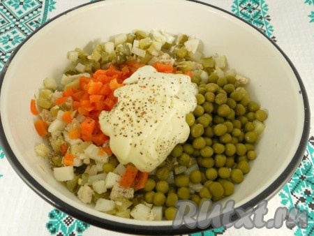 Салат посолить, поперчить и добавить майонез, хорошо перемешать.