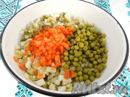 Сюда же выложить морковь, нарезанную на небольшие кубики, добавить зелёный горошек.