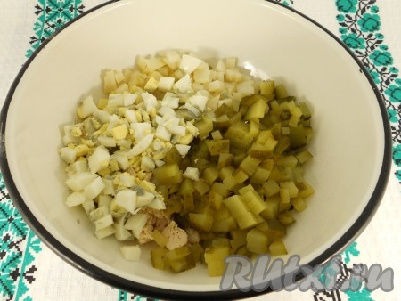 Добавить нарезанные на небольшие кубики солёный огурец и яйцо. Нарезая ингредиенты для салата "Столичный", нужно стараться, чтобы все кубики были размером с консервированный горошек, тогда блюдо получится особенно вкусным.