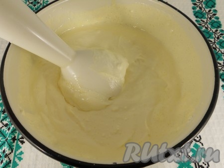 Взбить все погружным блендером в однородную массу.