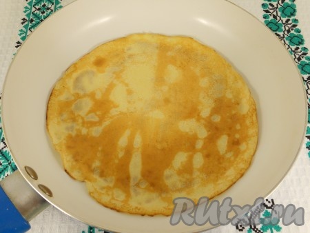 Далее испечь тонкие блинчики обычным способом, с двух сторон до золотистого цвета, немного смазывая разогретую сковороду растительным маслом.
