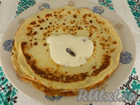 На блинчик выкладывать по 1-2 столовых ложки творожной начинки (она может быть и редковатой - ничего страшного).
