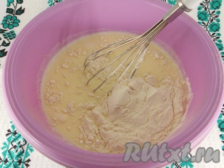 Всыпать просеянную муку и еще раз тщательно взбить тесто венчиком, чтобы не было комочков.