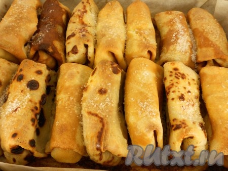 Запекать блинчики с творогом в предварительно разогретой до 180 градусов духовке 20-30 минут, до румяной корочки. Затем немного посыпать сверху сахаром.
