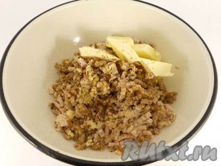 Добавить кусочки сливочного масла комнатной температуры,  пропущенный через пресс чеснок, посолить и поперчить, хорошо перемешать.