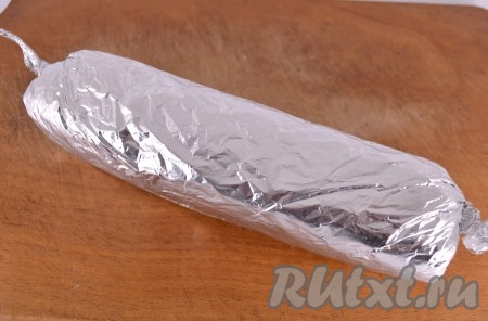 Свернуть фольгу так, чтобы сыр покрыл всю куриную колбаску. Закрутить плотненько края.