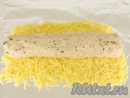 Из куриной массы сформировать небольшую колбаску и поместить её на сыр.