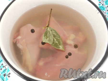 Сливочное масло для приготовления рулета должно быть комнатной температуры, поэтому из холодильника его нужно достать заранее. Куриное филе выложить в кастрюлю, залить полностью водой, добавить лавровый лист, перец душистый горошком.