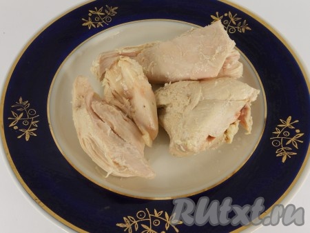 Поставить кастрюлю на огонь, довести до кипения, снять пену, посолить по вкусу и варить куриное филе до готовности (25-30 минут). Мясо достать из бульона и остудить.