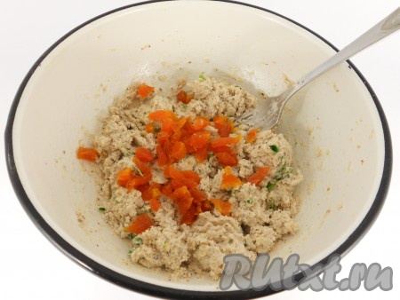 Курагу (или изюм) промыть водой, залить кипятком минут на 7, затем лишнюю воду слить, обсушить, выложив на бумажное полотенце. Курагу, нарезанную на небольшие кусочки (или изюм, его можно добавить целиком), тщательно перемешать.