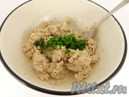 Сюда же добавить нарезанную зелень.