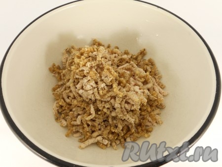 Перекрутить куриное филе вместе с грецкими орехами на мясорубке.