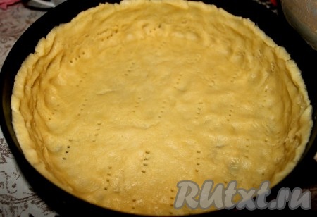 Тесто выкладываем в форму, делаем бортики, накалываем вилкой.