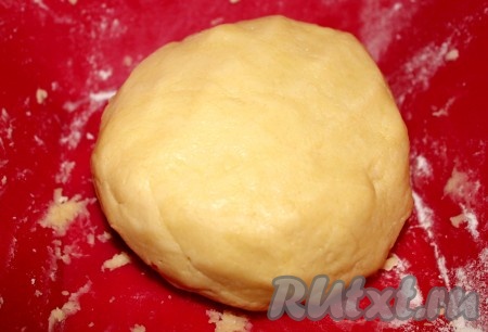 Постепенно подливая холодную воду, замешиваем тесто.