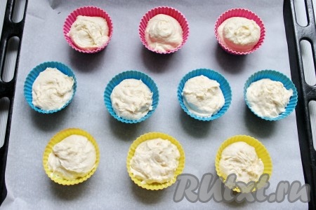 Формочки установить на противень (у меня силиконовые для мини кексов), заполнить на 2/3 тестом. Выпекать в заранее разогретой до 200 градусов духовке 20-25 минут.
