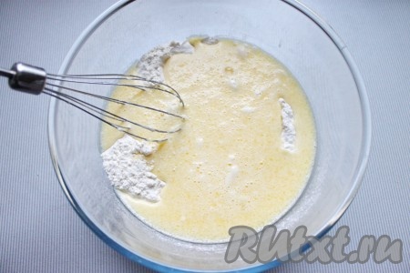 Затем в мучную смесь влить молочно-яичную и на маленькой скорости миксера или венчиком блендера все тщательно перемешать до однородности.