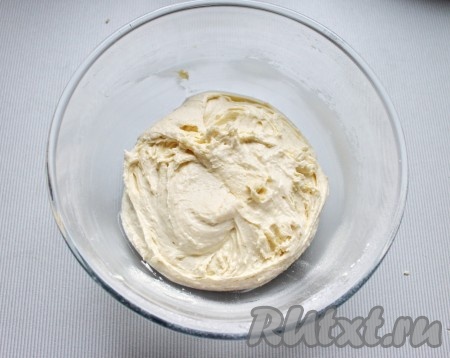 Тесто получается густым и липким.