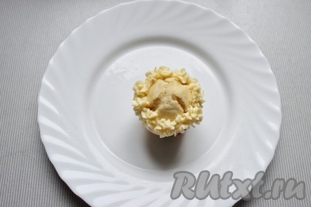 Маффины украсить кремом с помощью кондитерского мешка с зубчатой насадкой.
