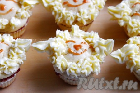 &nbsp;Глазки, нос и рот нарисовать кондитерским карандашом. Пирожные убрать в холодильник минимум на 30 минут.