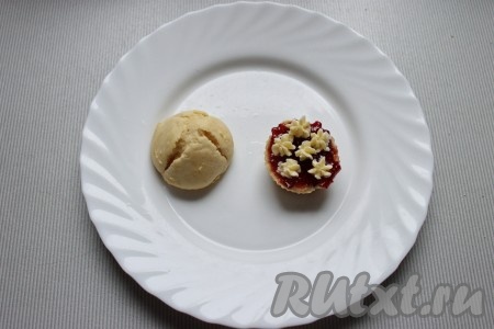 Для приготовления крема сливочное масло взбить до пышности, затем, не переставая взбивать, добавить частями сгущенку, взбить до однородной, воздушной, кремовой консистенции. Крем переложить в кондитерский мешок и убрать  не надолго в холодильник.

Маффины разрезать вдоль на 2 части. Нижний корж смазать небольшим количеством  джема и кремом, накрыть верхней частью.