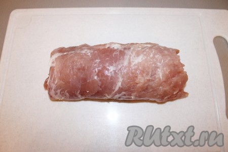 Пласт свинины равномерно покрыть получившимся фаршем, разложить томаты, все свернуть плотным рулетом.