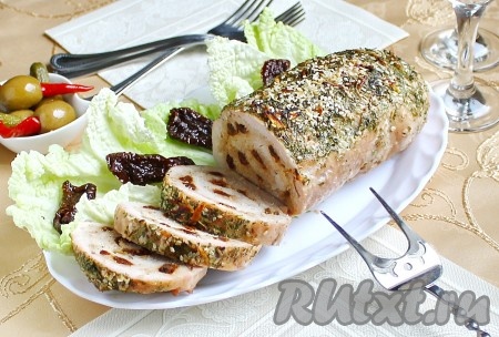 Готовый праздничный мясной рулет аккуратно освободить от фольги, переложить на блюдо, при подаче нарезать на порционные кусочки.
