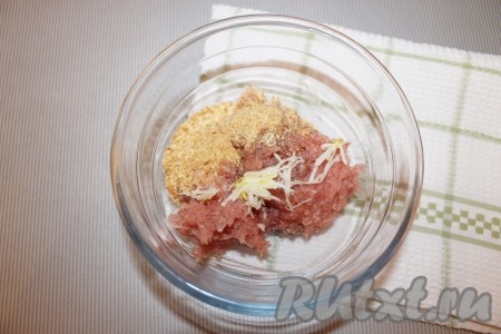 Для приготовления начинки: чеснок очистить и мелко порезать, соединить с фаршем, добавить панировочные сухари, соль, перец по вкусу, воду и тщательно перемешать. Томаты (если крупные) порезать соломкой.
