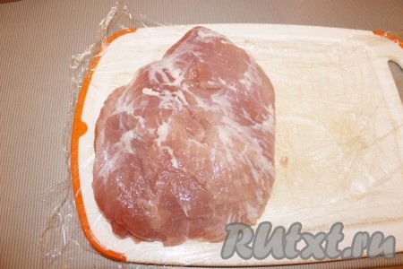 Свинину вымыть, обсушить, срезать сухожилия и жир.
