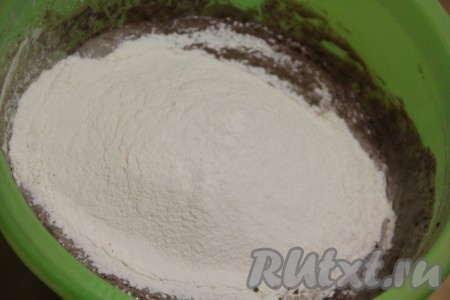  Затем частями добавить просеянную муку, каждый раз тщательно вмешивая в тесто.